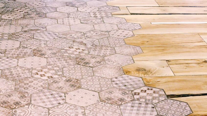 Antonius-Apotheke Ilmenau Detailaufnahme Fußboden Übergang hexagonaler Fliesen & zugeschnittene Laminatoptik